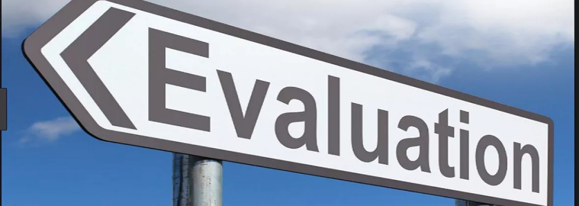 Freccia con etichetta "Evaluation"