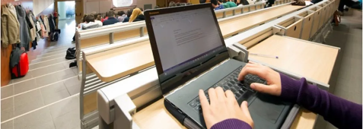 Mani su un computer portatile