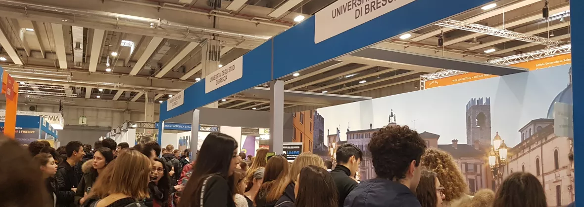 Ragazzi allo stand dell'università