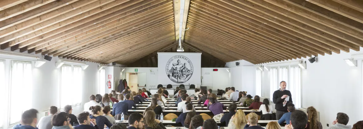 Studenti in aula a Economia