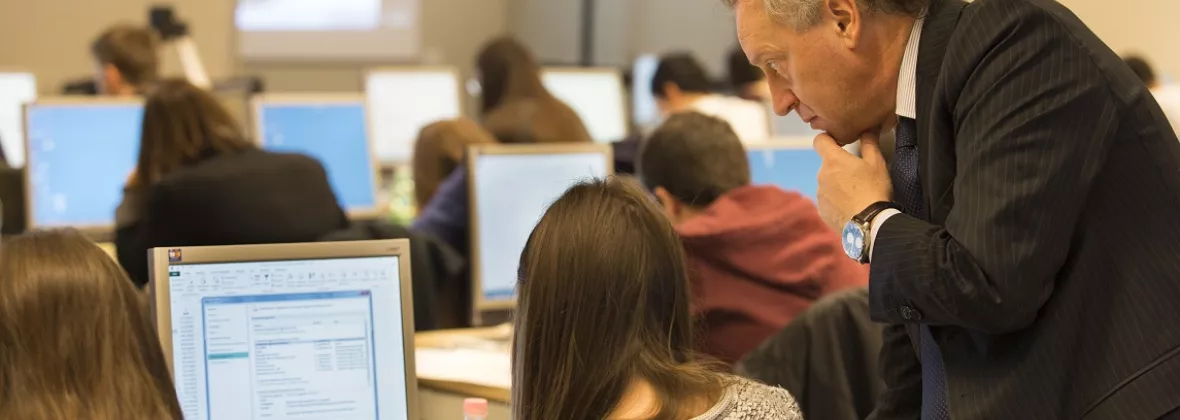 docente e studente al pc