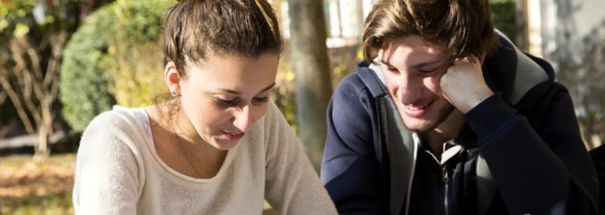 ragazzi che parlano all'aperto
