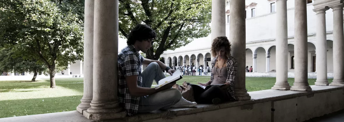studenti nel Chiostro di San Faustino