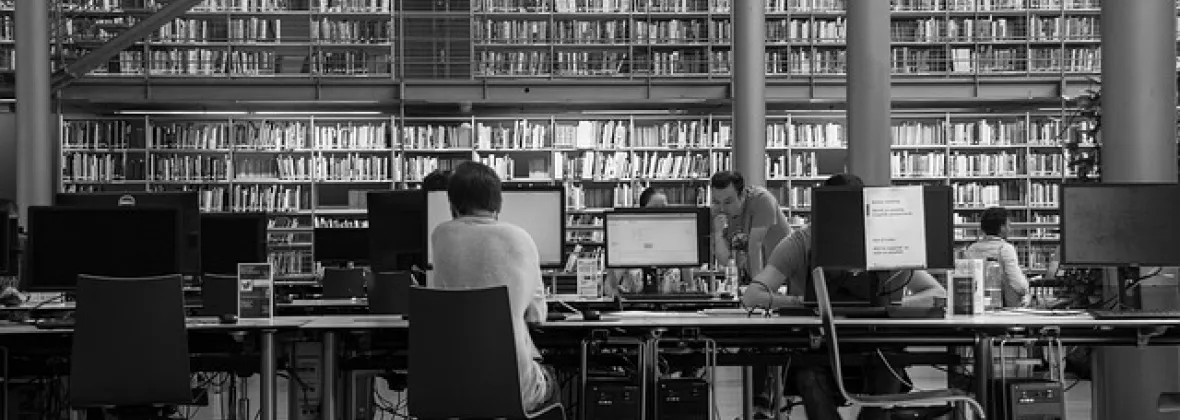 Studente che legge in biblioteca