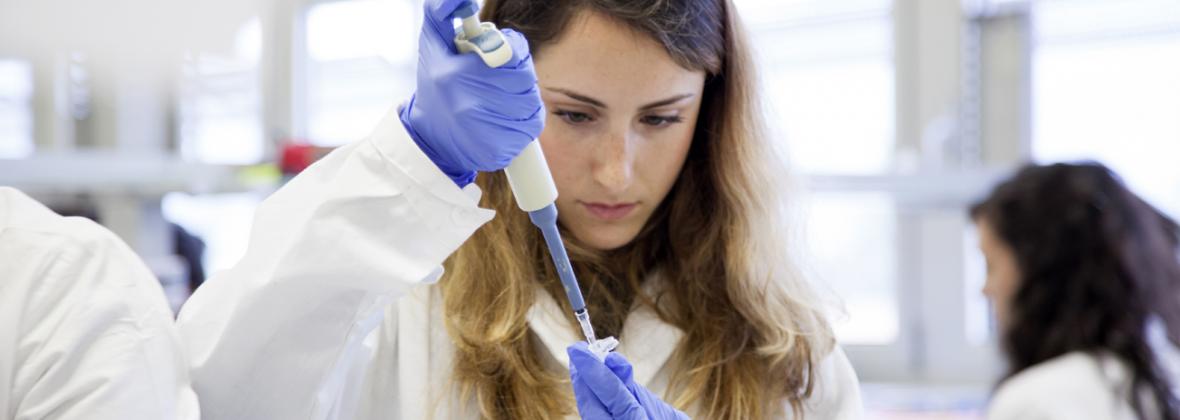 Giovane ricercatrice in laboratorio