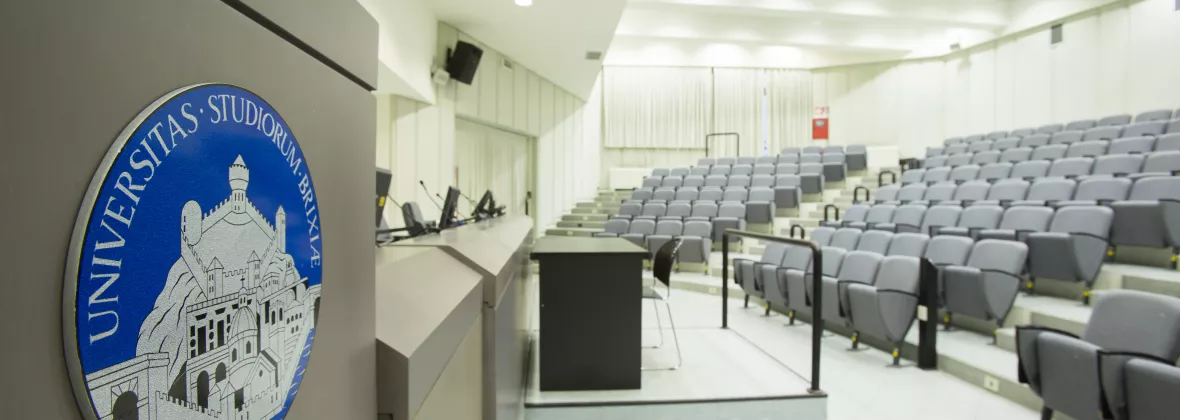 Aula vuota di economia con logo Unibs