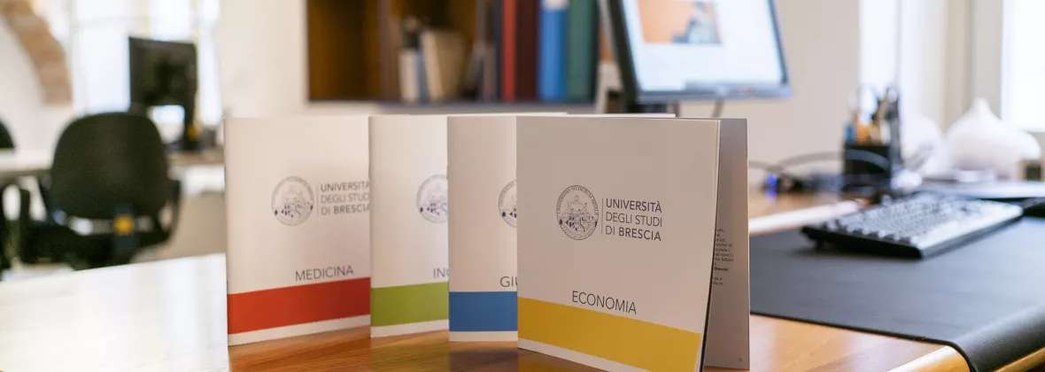 Opuscoli orientamento sulla scrivania