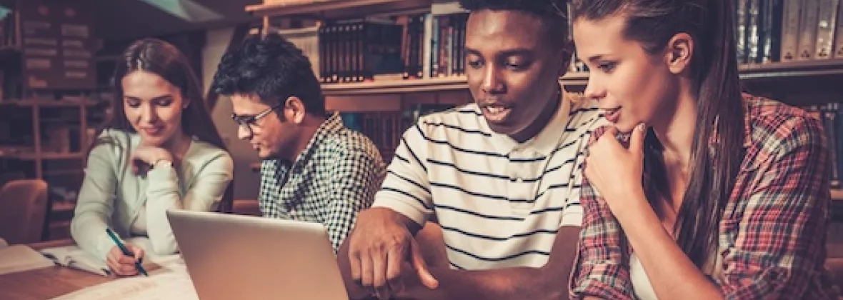 quattro studenti davanti al computer