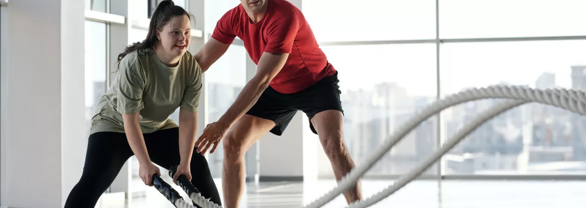 istruttore con ragazza in palestra