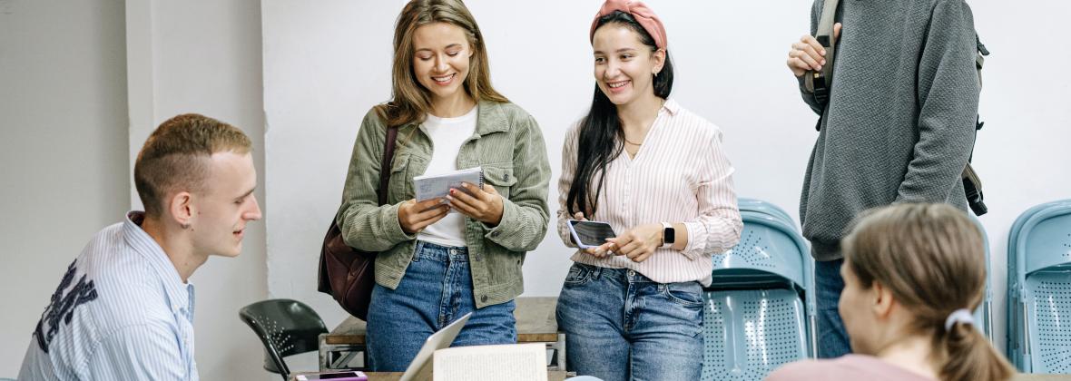 gruppo di studenti in aula studio