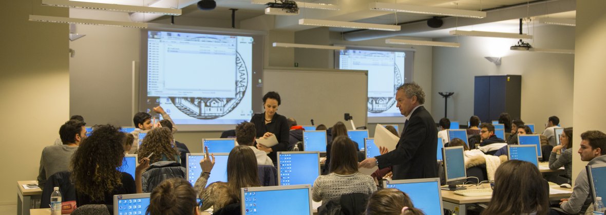 studenti in aula pc economia brixia