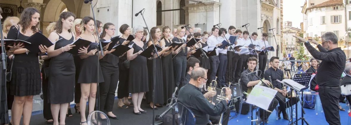Coro che canta sul palco