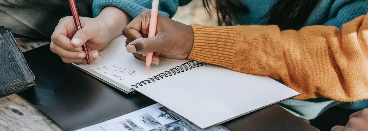 Studenti scrivono su quaderno
