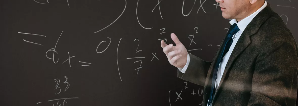 professore alla lavagna (Foto di Vanessa Garcia da Pexels)