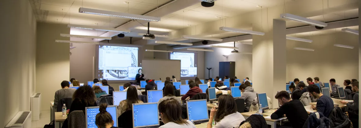 Aula informatica con studenti