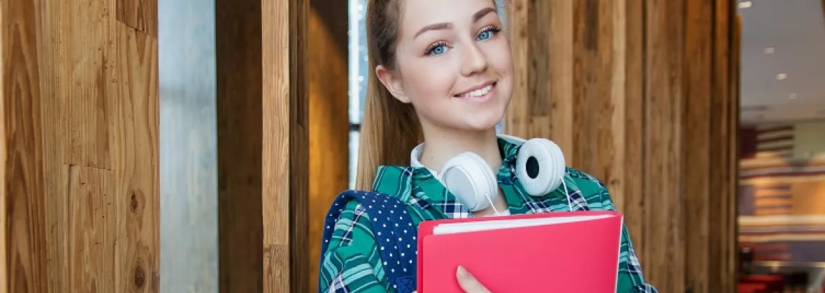 ragazza con quaderno