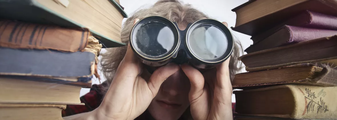 ragazzo che guarda con il binocolo
