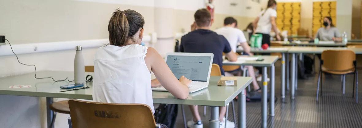 Ragazza in aula che scrive al pc