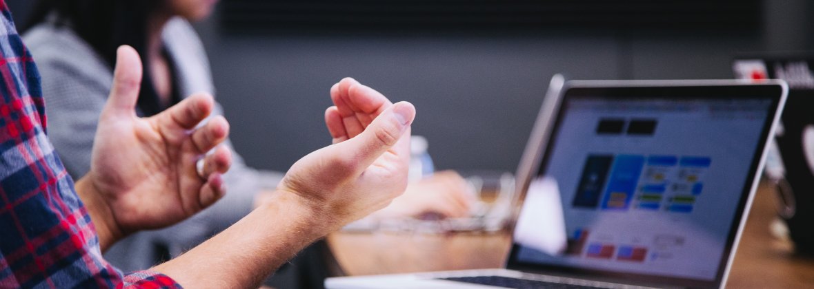 Studente parla davanti a computer