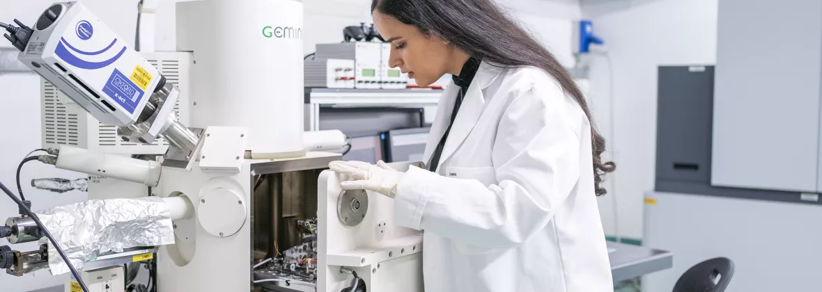 Ricercatrice in laboratorio