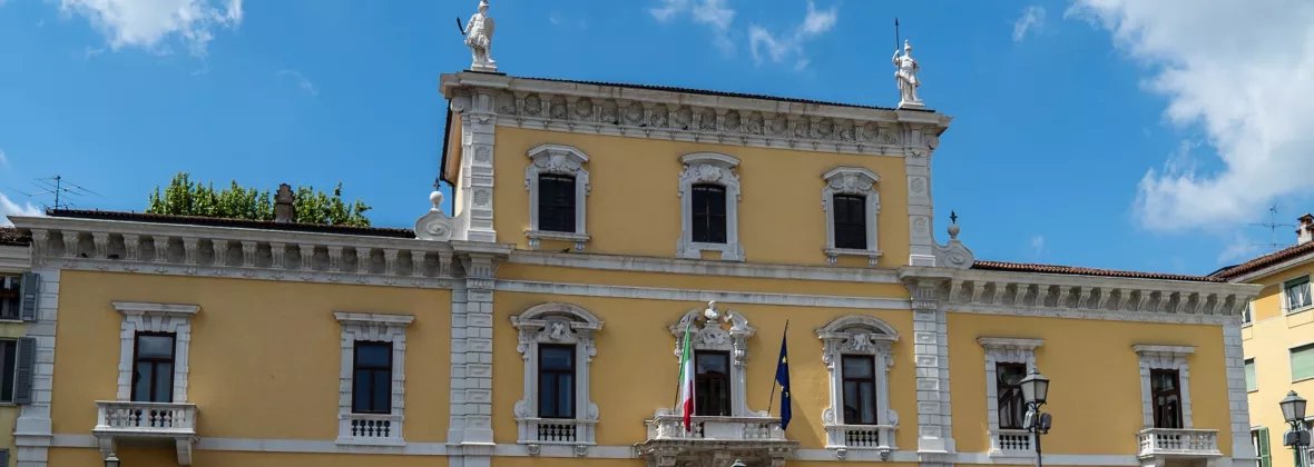 Rettorato con bandiere a mezz'asta