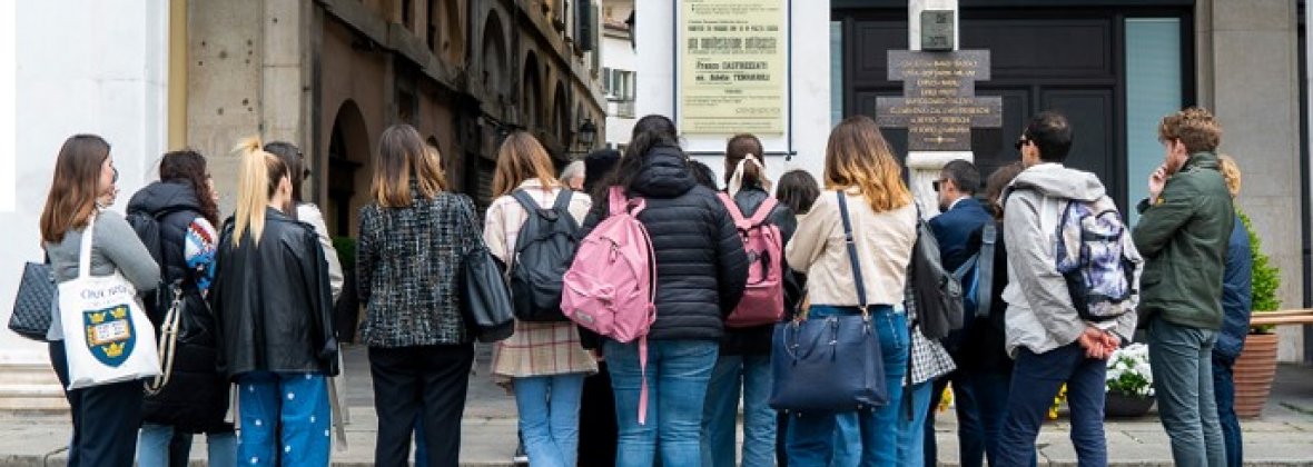 Studenti in Piazza Loggia