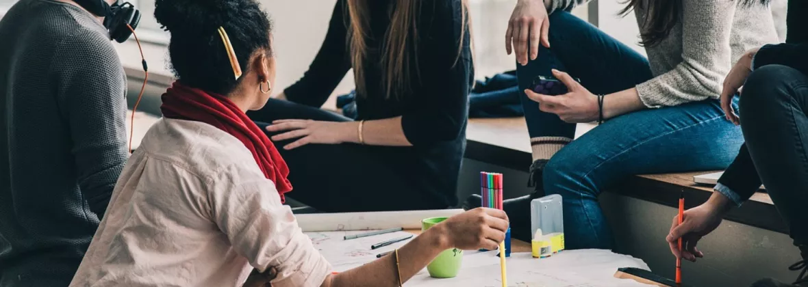 Studenti attorno ad un tavolo