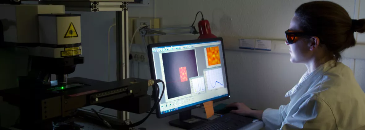 Ricercatrice davanti al pc in laboratorio