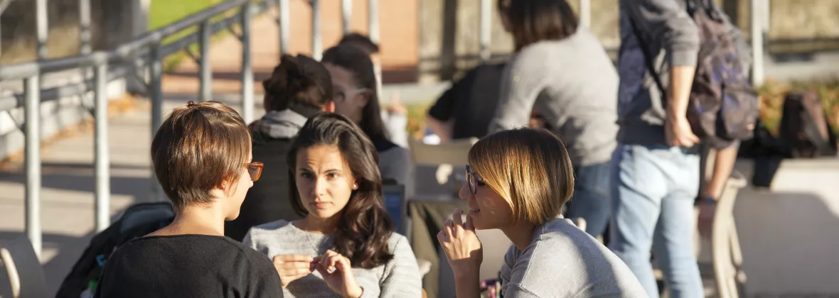 campus studentesse sedute