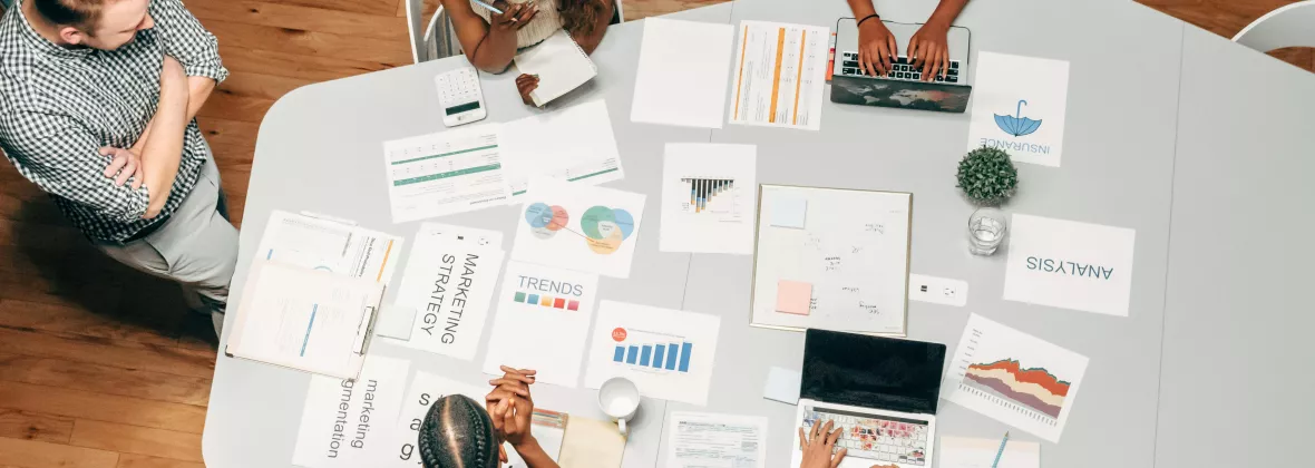 persone in riunione di lavoro