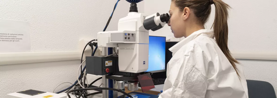 persona al microscopio