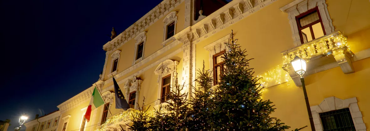 Facciata del Rettorato illuminata per il Natale