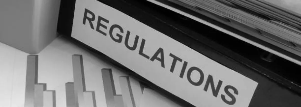 libro con scritta regolamenti