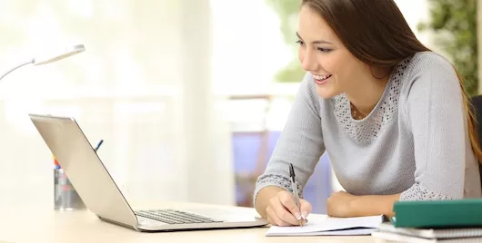 Studentessa con computer
