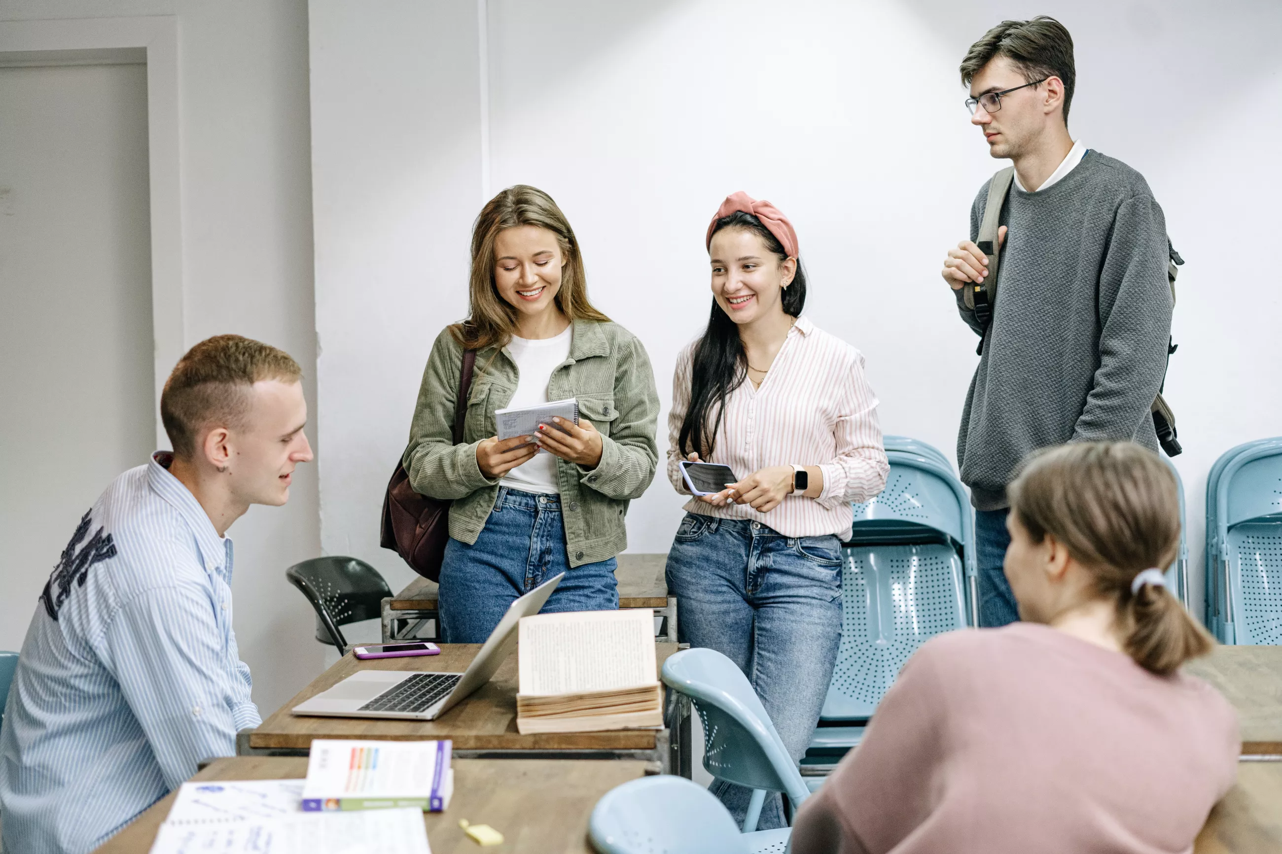 gruppo di studenti in aula studio