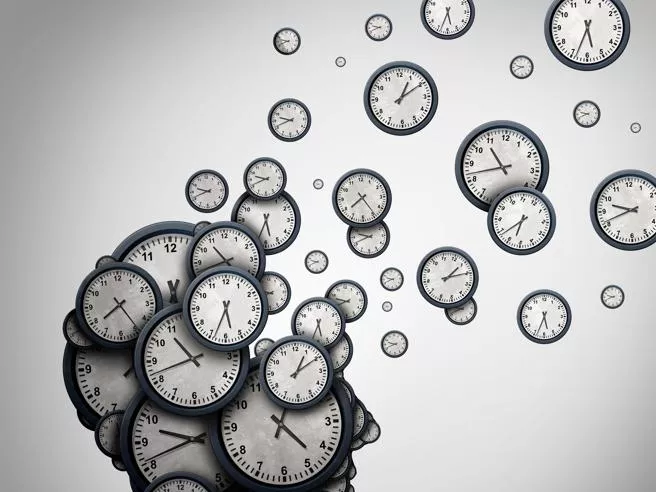 orologi rotondi che escono dalla testa di un uomo