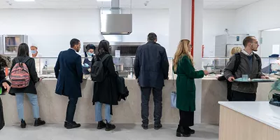 Mensa mameli studenti in coda con vassoi