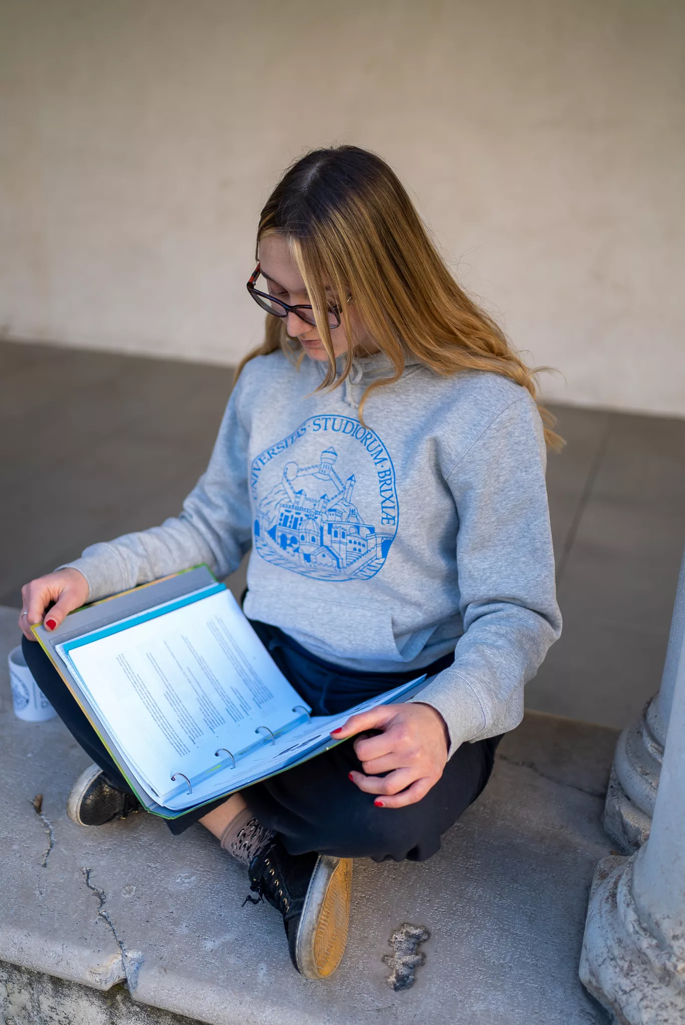 studentessa con felpa unibs
