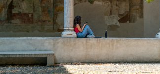 Studentessa nel chiostro del Carmine